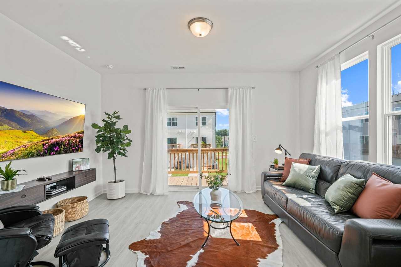 1955 Robin Hill Ln - Photo 2 of 20