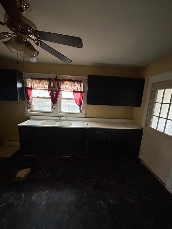 606 Anderson St - Photo 4 of 15