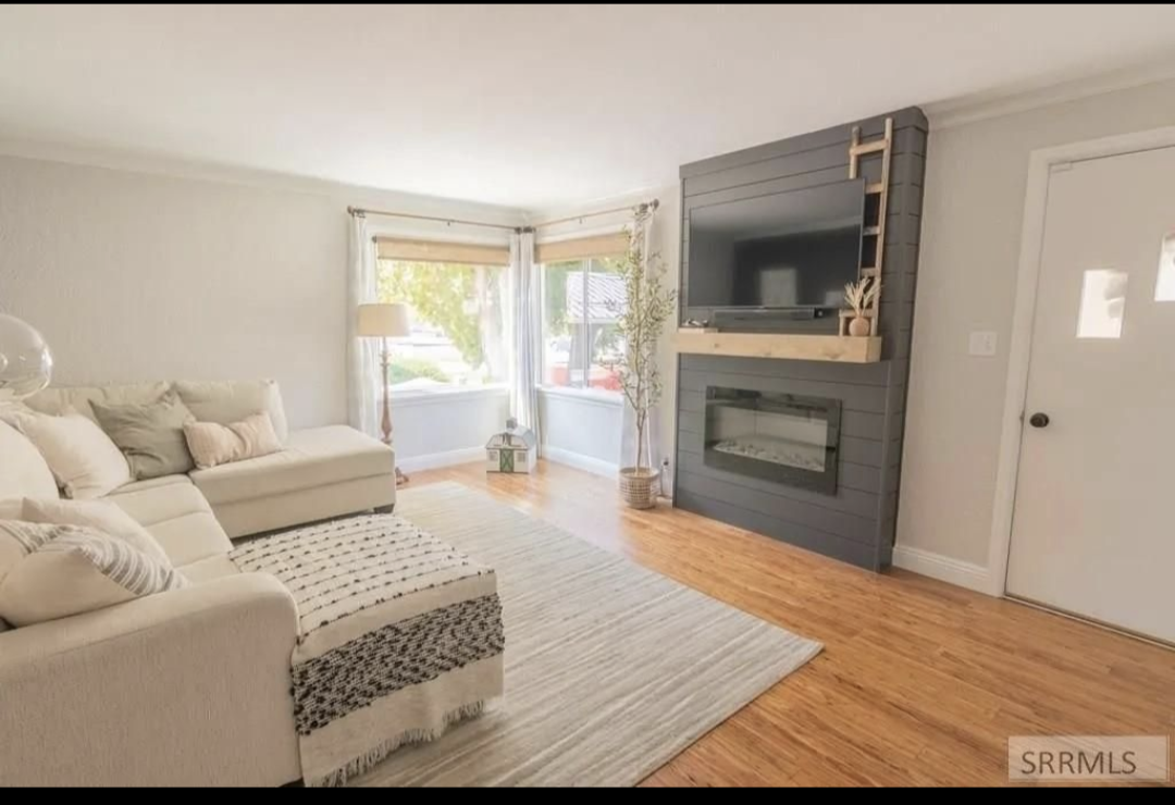 294 E 24th St #NA - Photo 2 of 8