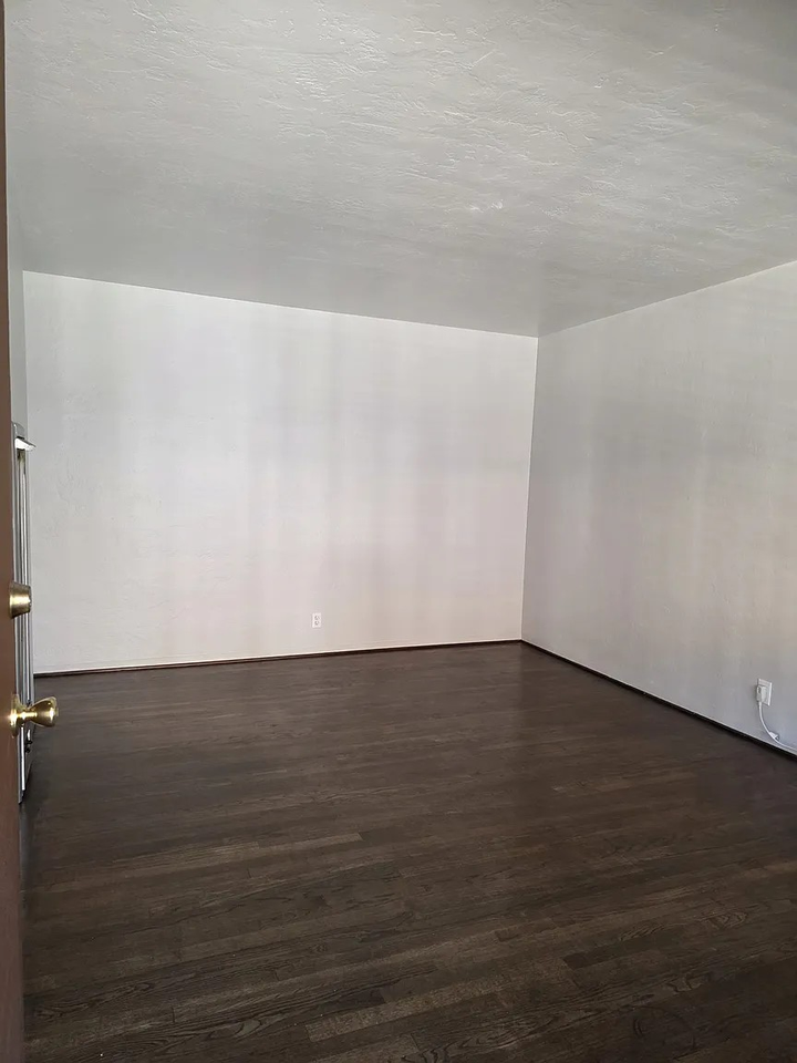 1520 25th St #10 - Photo 4 of 14