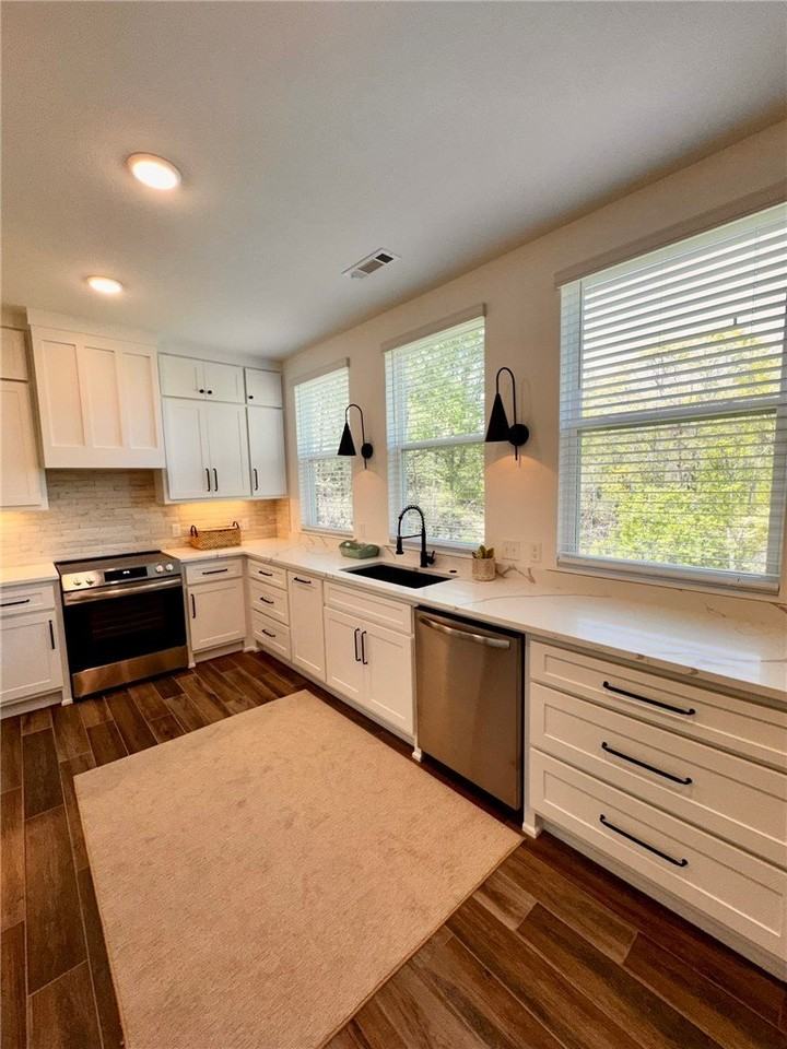 8881 Williams Rd - Photo 4 of 32