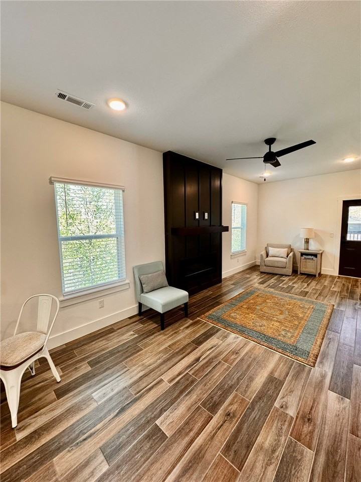 8881 Williams Rd - Photo 6 of 32