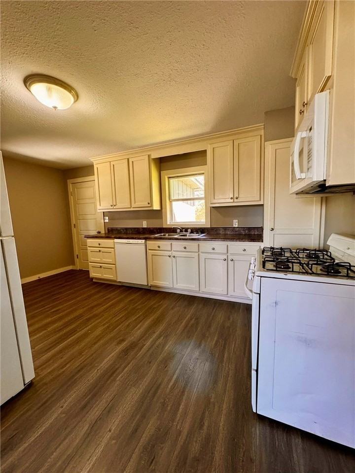 803 Greenfield St - Photo 5 of 15