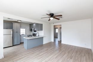 114 E Elliot Rd - Photo 1 of 1