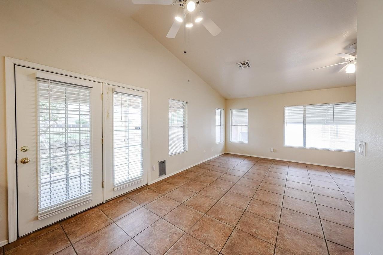 10935 W Ruth Ave - Photo 5 of 33