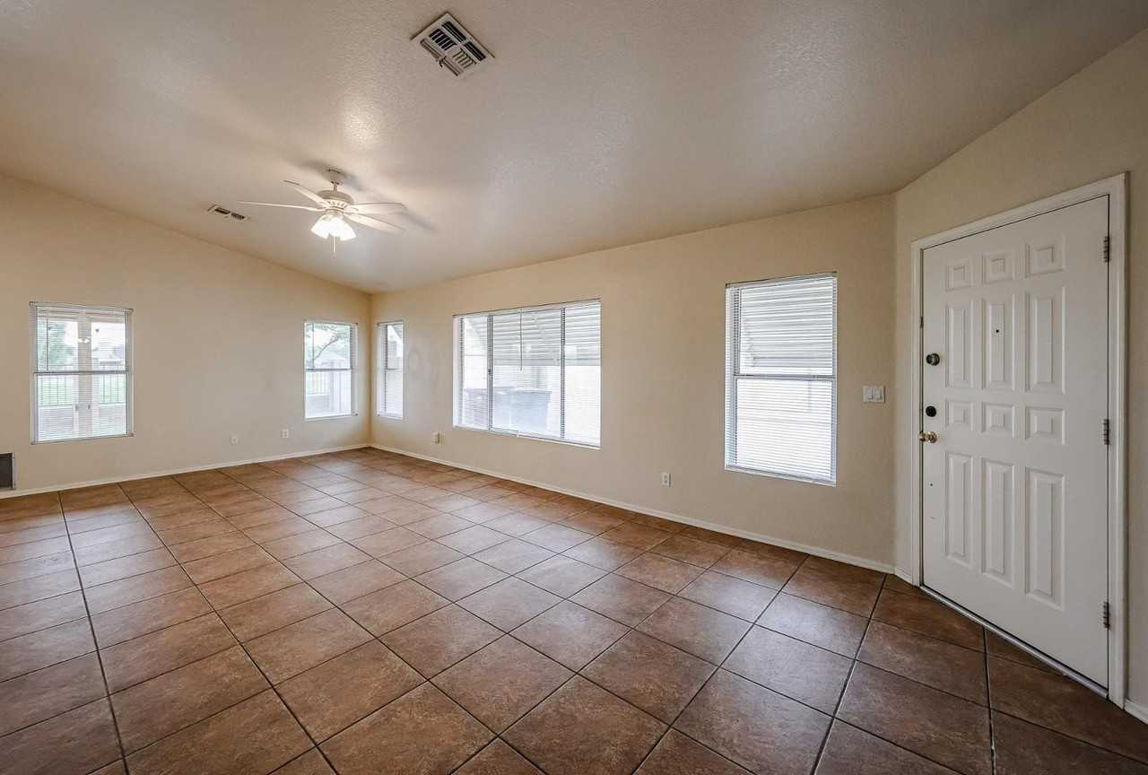 10935 W Ruth Ave - Photo 7 of 33