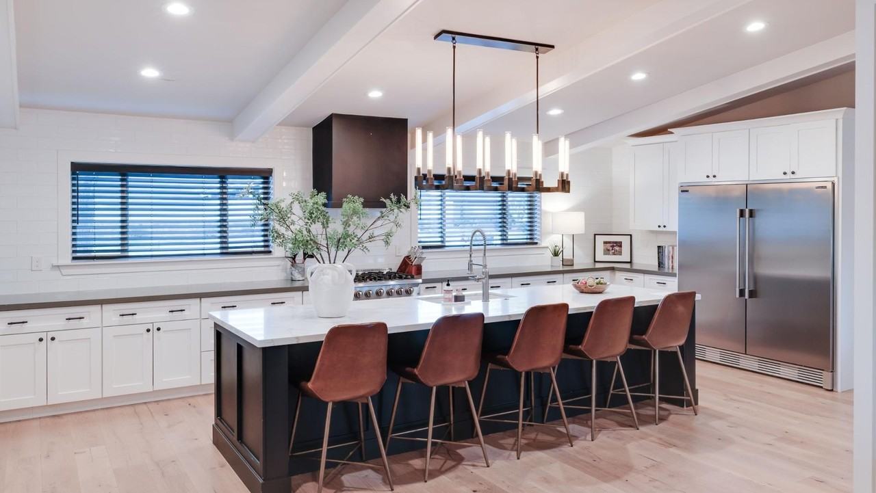 243 W Harmont Dr - Photo 5 of 18