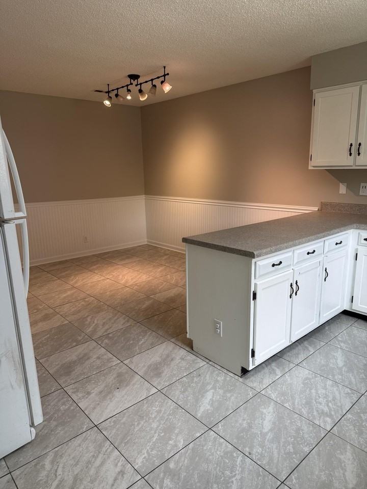 1307 Greenbrook Ln - Photo 5 of 13