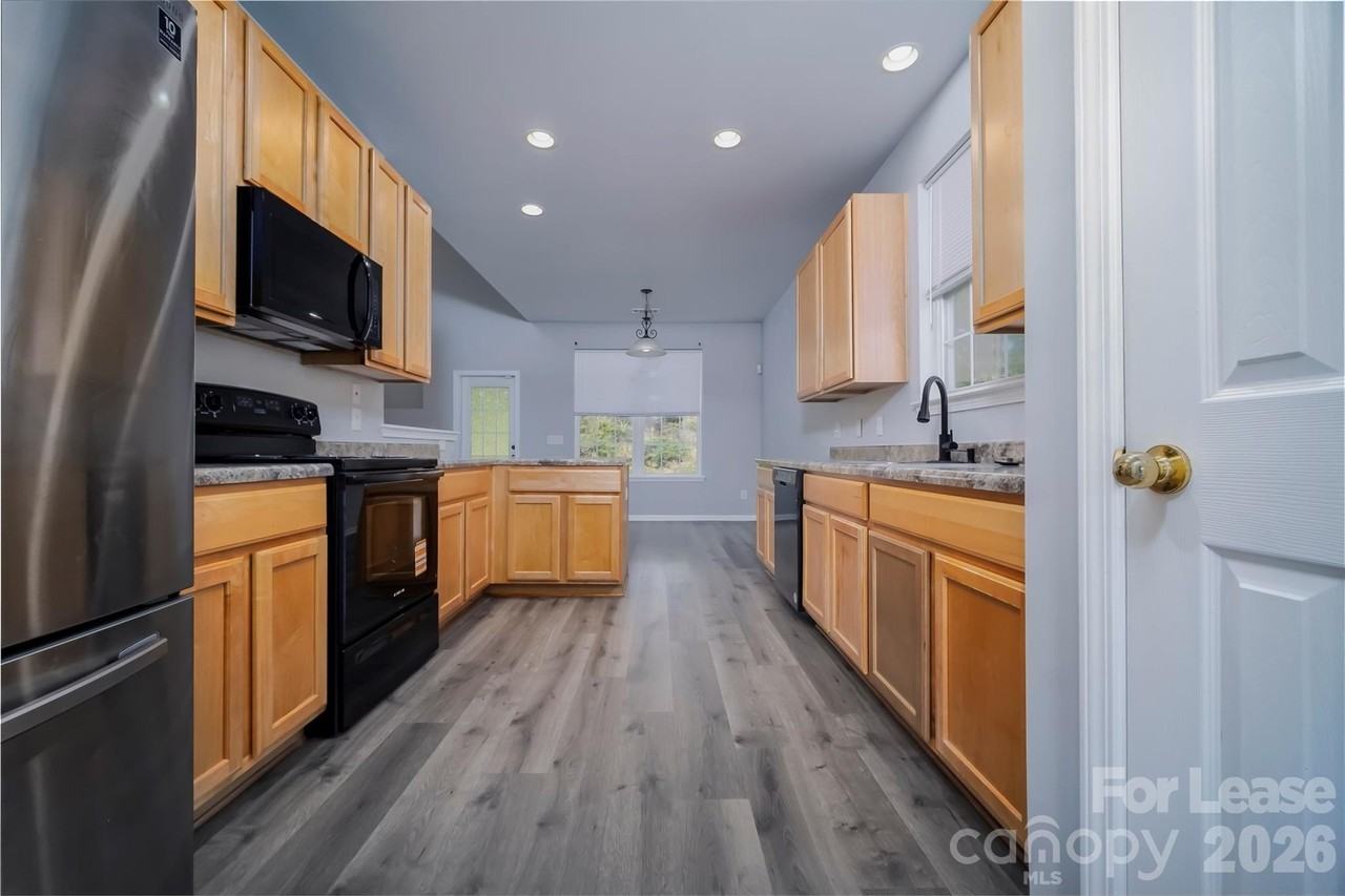 1030 Boxelder Ln - Photo 7 of 30