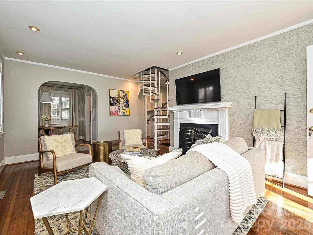 2331 Chesterfield Ave - Photo 4 of 24