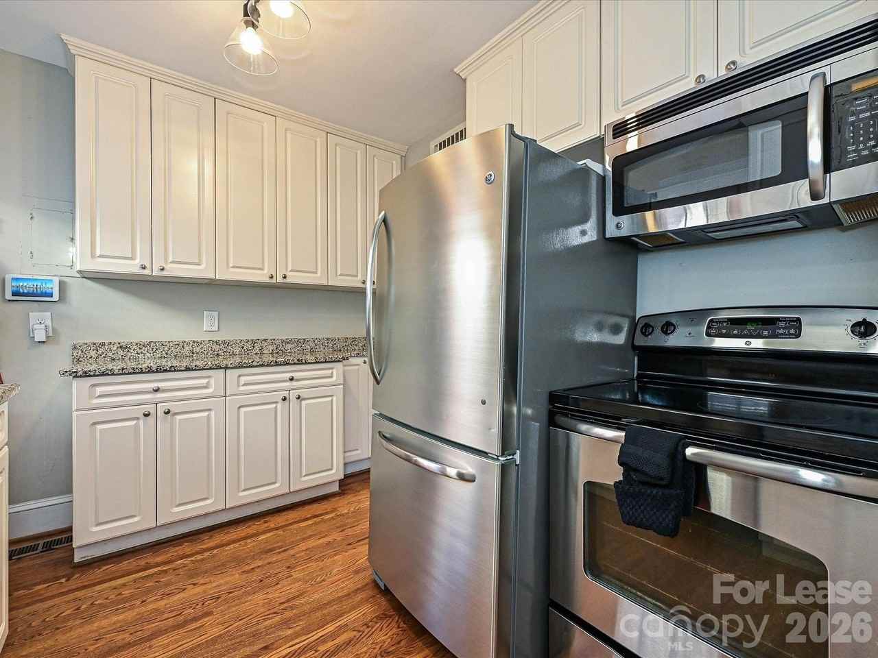 2331 Chesterfield Ave - Photo 6 of 24