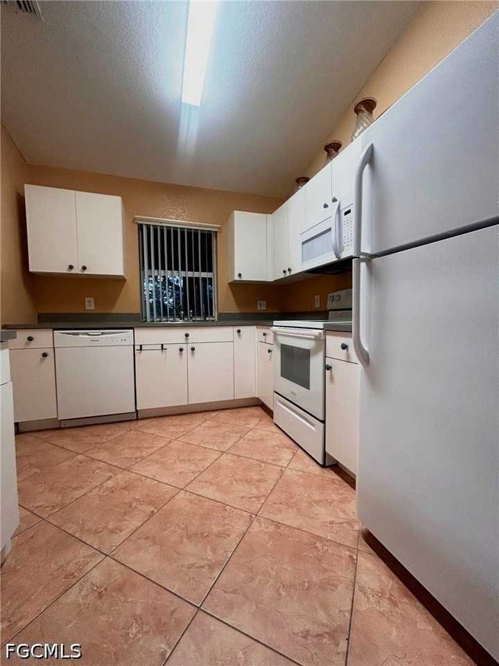 1045 Ne 40th Ter - Photo 3 of 16