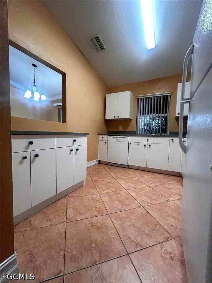 1045 Ne 40th Ter - Photo 4 of 16