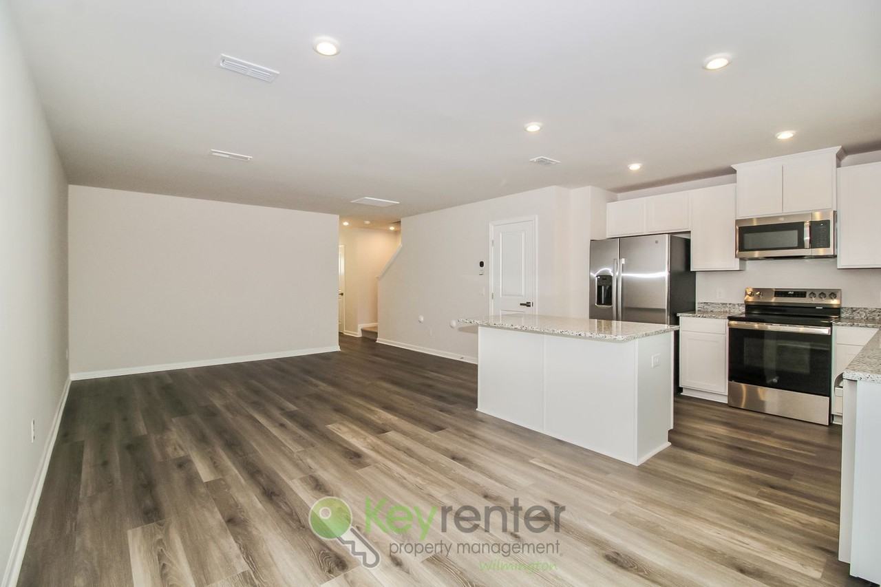 3198 Edgemead Cir Nw - Photo 5 of 17