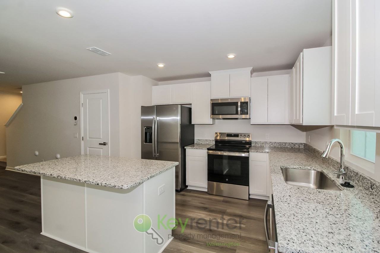 3198 Edgemead Cir Nw - Photo 6 of 17