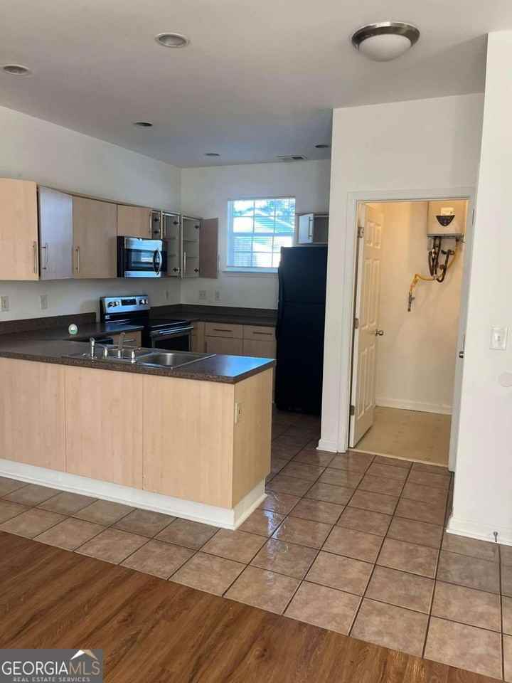 2596 Bates St Se - Photo 2 of 41