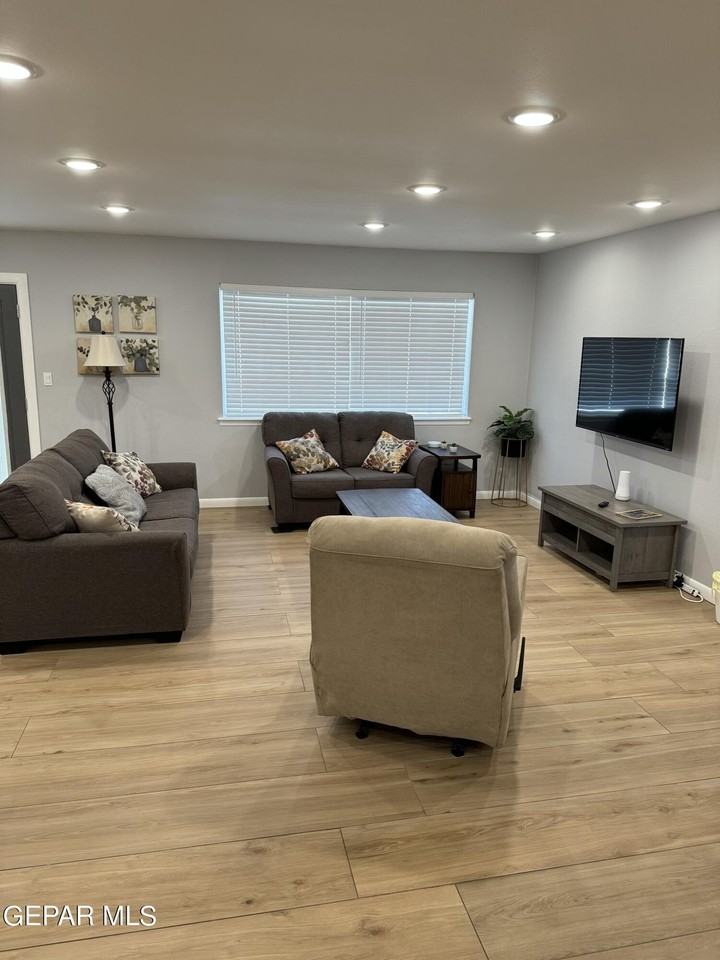 8701 Grover Dr - Photo 5 of 21