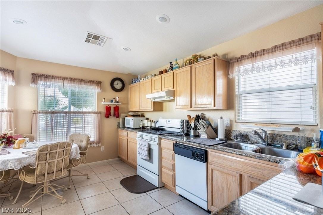 1563 Raining Hills St - Photo 4 of 24