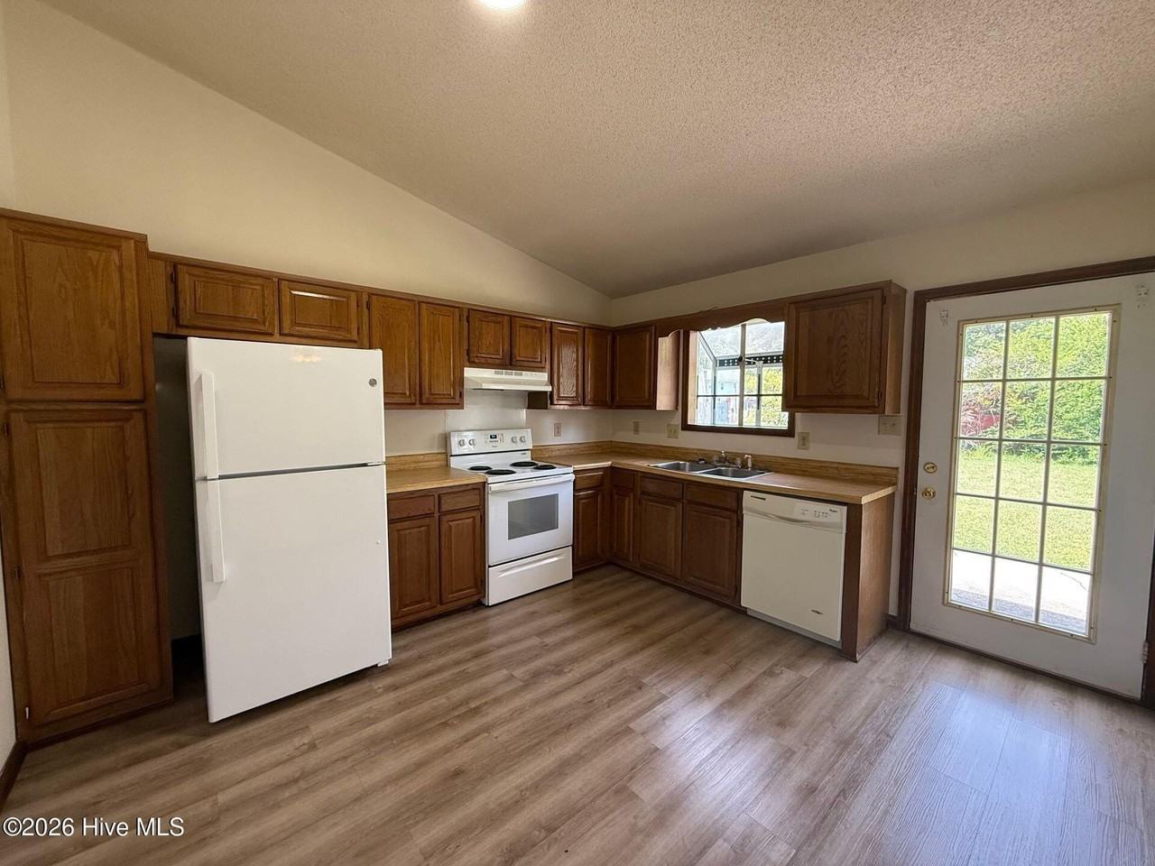 715 Pinewood Dr - Photo 2 of 10