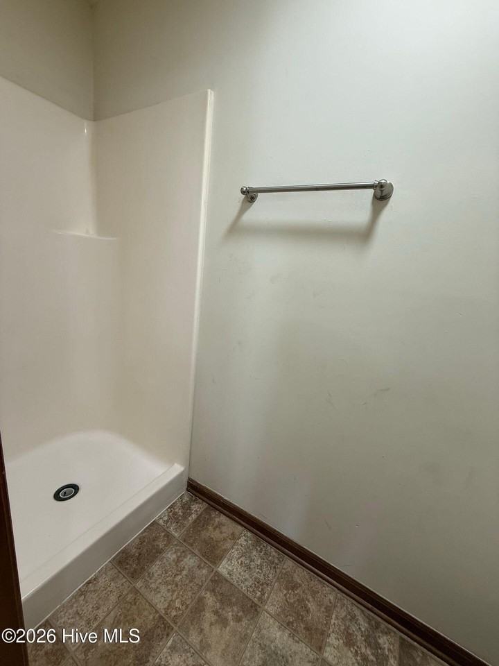 715 Pinewood Dr - Photo 5 of 10