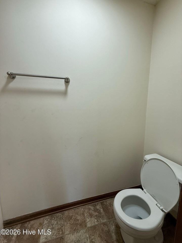 715 Pinewood Dr - Photo 6 of 10