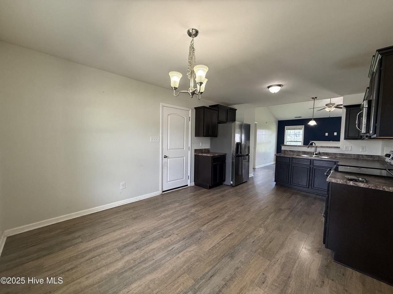 100 Stonewater Ln - Photo 3 of 32