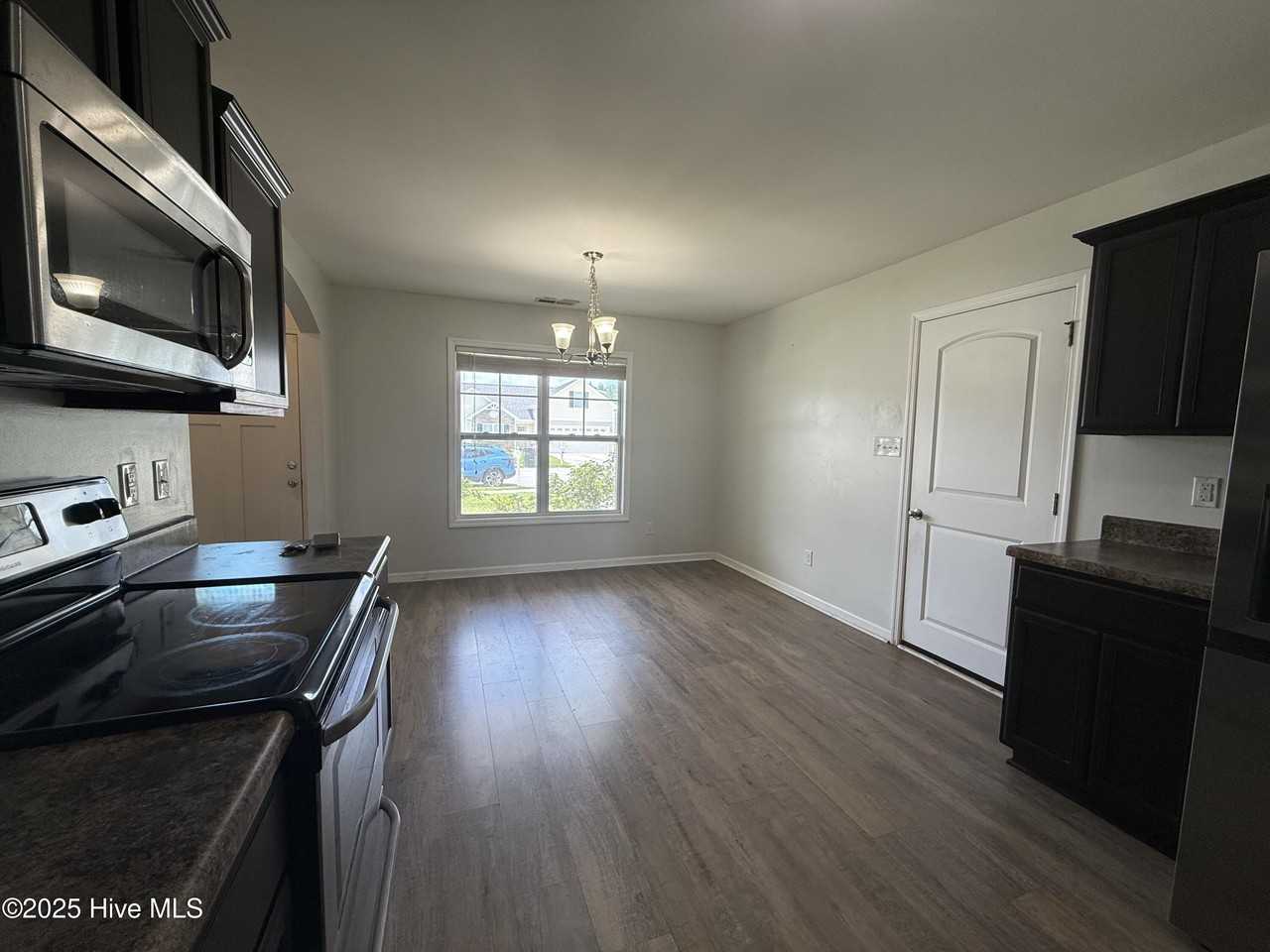 100 Stonewater Ln - Photo 4 of 32