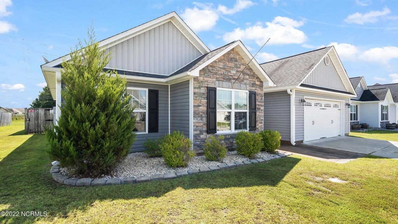 137 Cavalier Dr - Photo 2 of 30