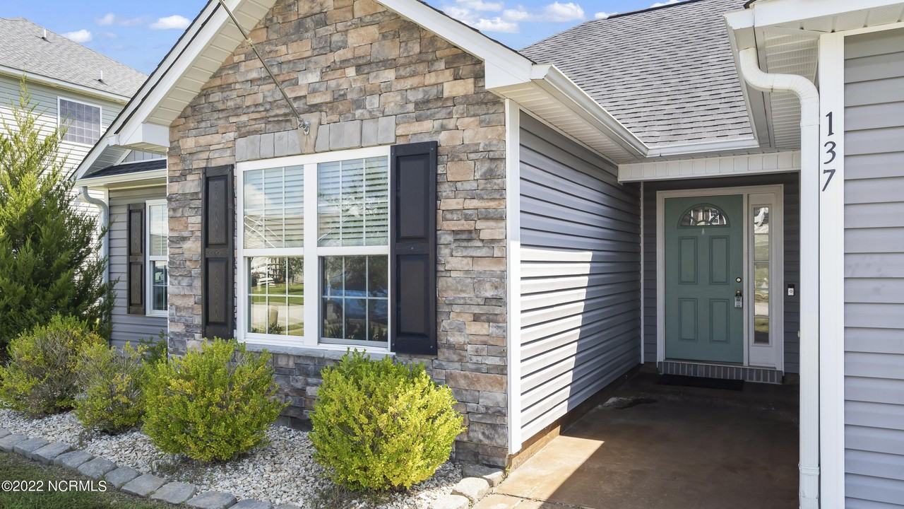 137 Cavalier Dr - Photo 3 of 30