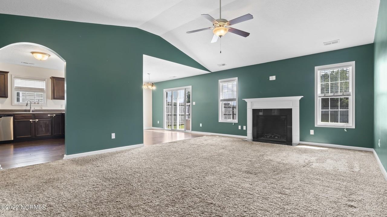 137 Cavalier Dr - Photo 4 of 30