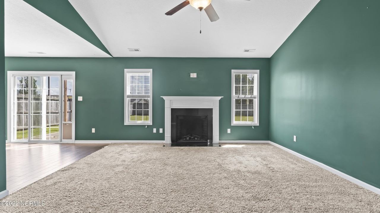 137 Cavalier Dr - Photo 5 of 30