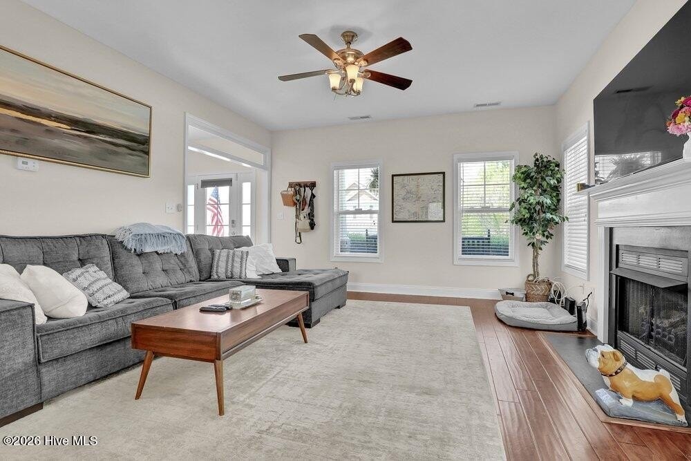 109 Katrina St - Photo 5 of 30