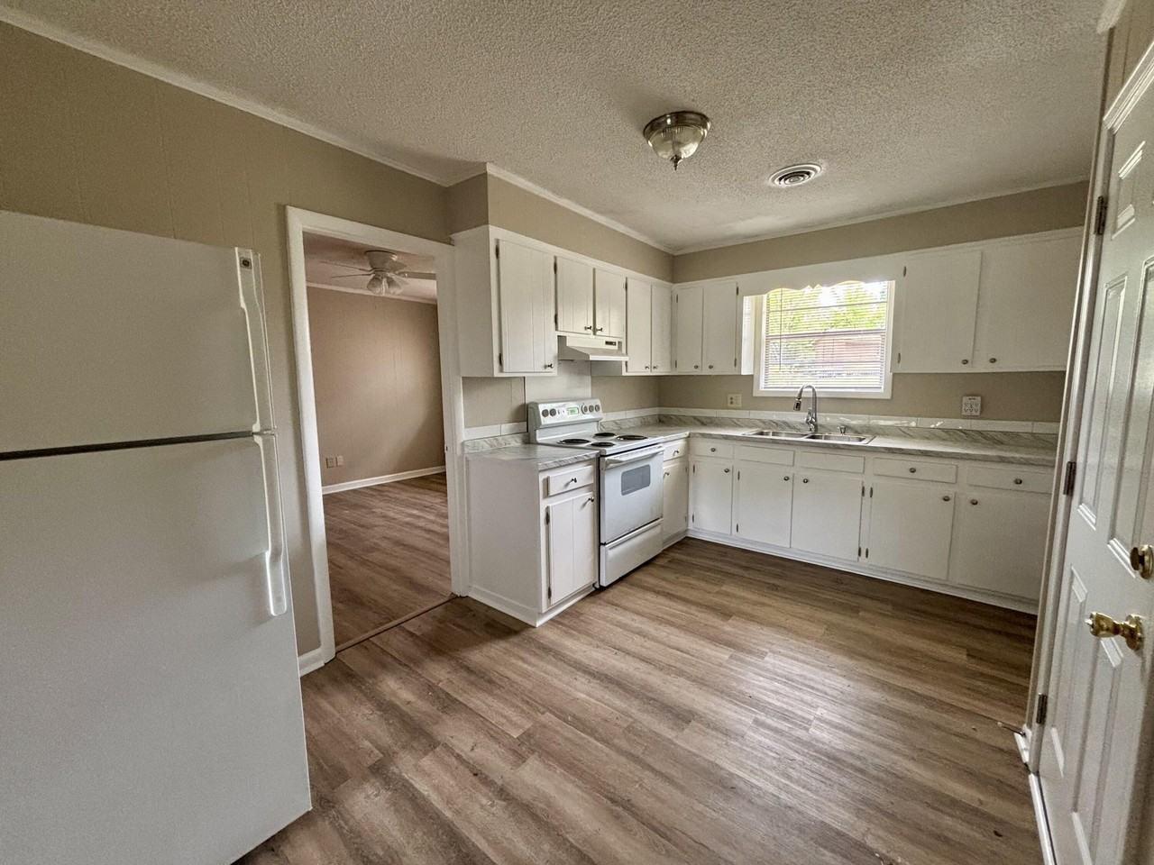 336 Deerwood Ct - Photo 4 of 14