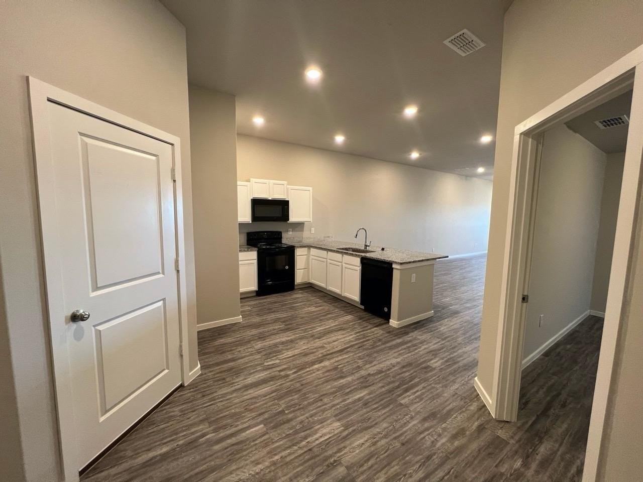 2125 N Texas Ave Unit B - Photo 2 of 21
