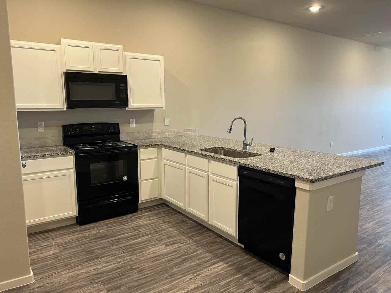 2125 N Texas Ave Unit B - Photo 4 of 21