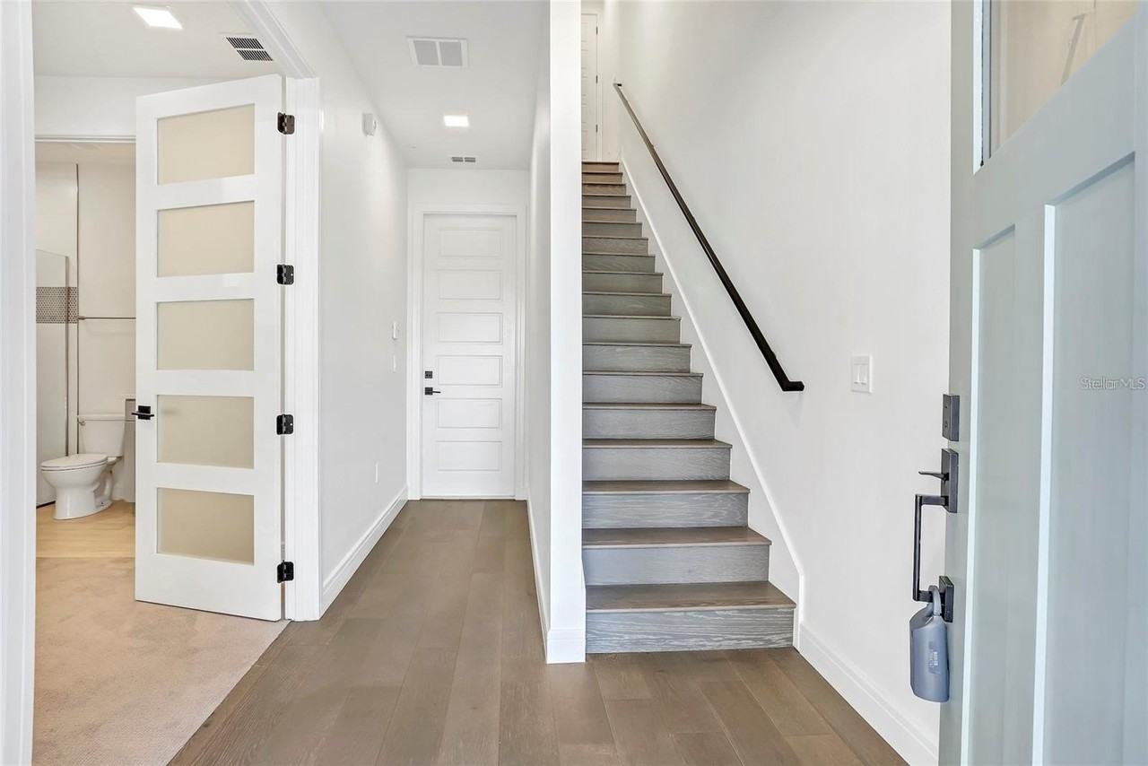 212 E Pineloch Ave - Photo 3 of 29