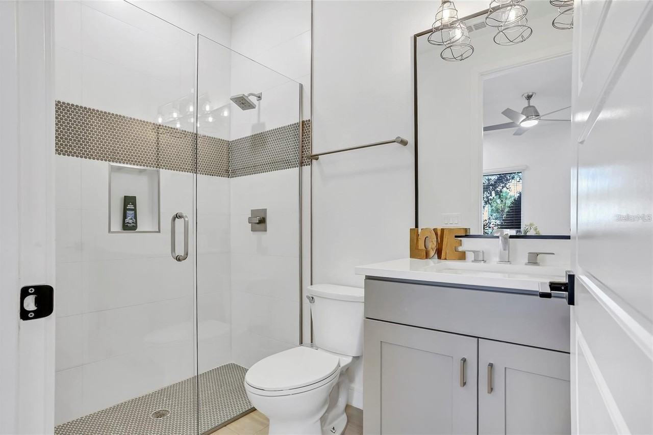 212 E Pineloch Ave - Photo 5 of 29