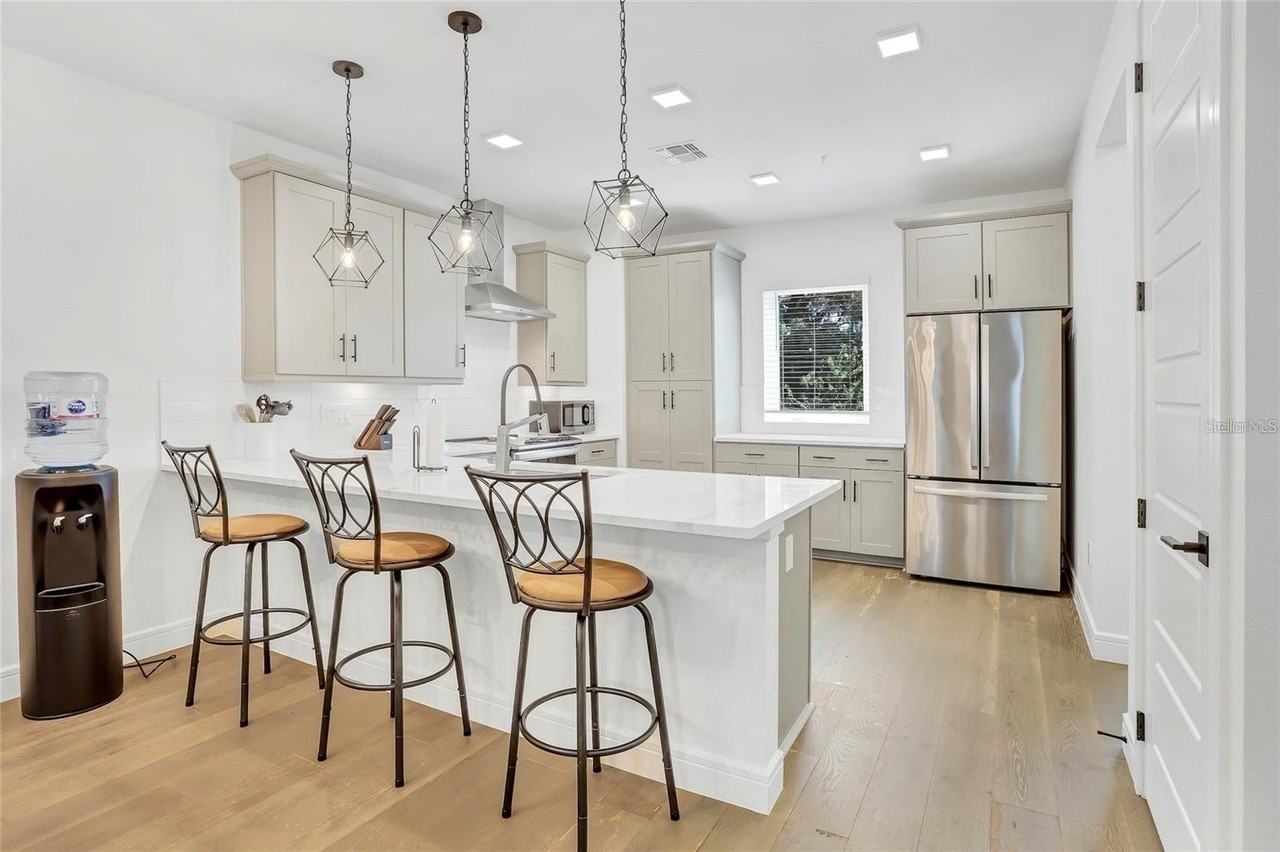 212 E Pineloch Ave - Photo 6 of 29