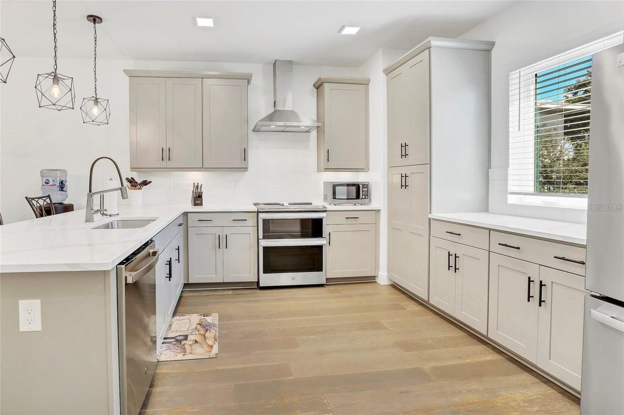 212 E Pineloch Ave - Photo 7 of 29