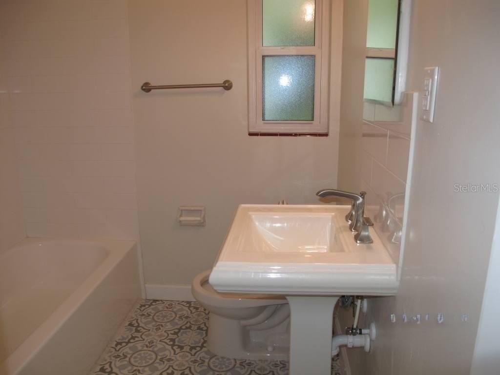 1803 Pineview Cir - Photo 6 of 9