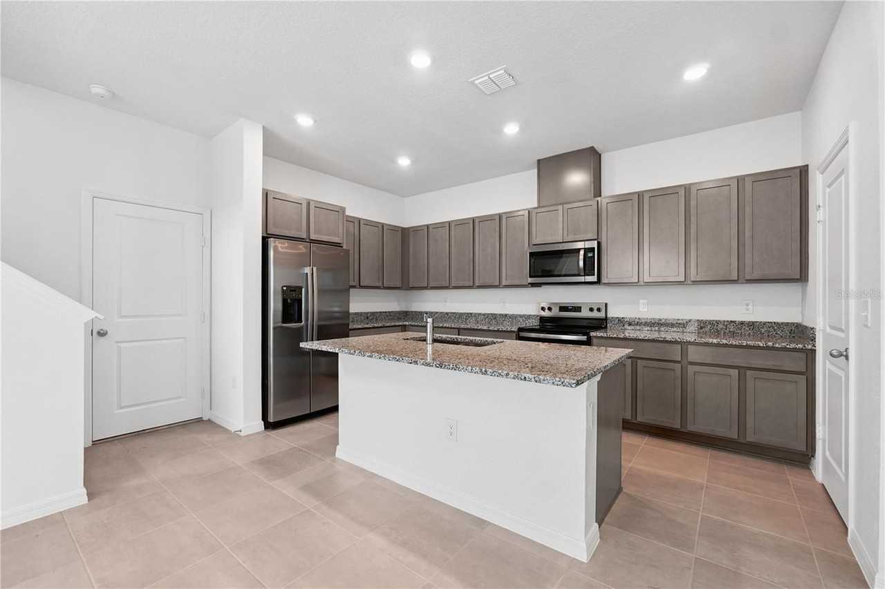 736 Overpool Ave - Photo 7 of 34