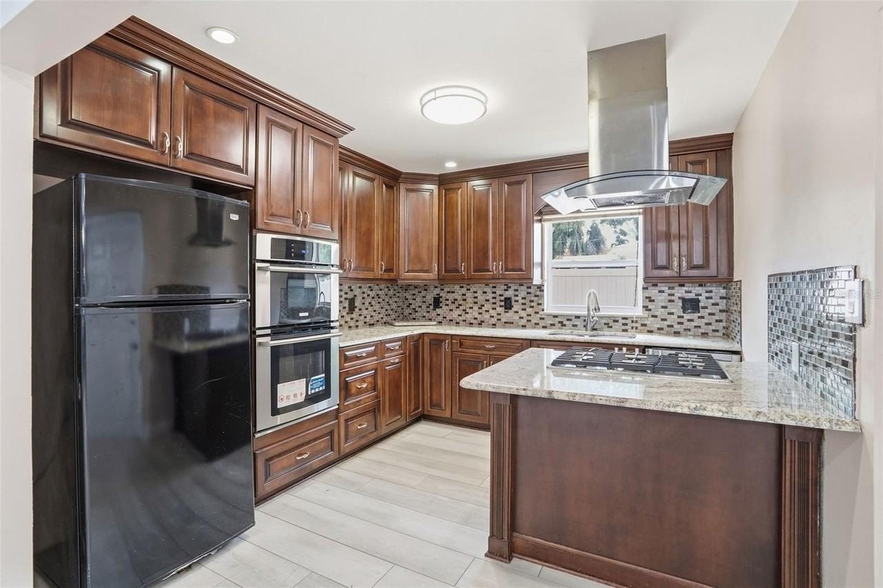 2121 Park St N - Photo 4 of 35