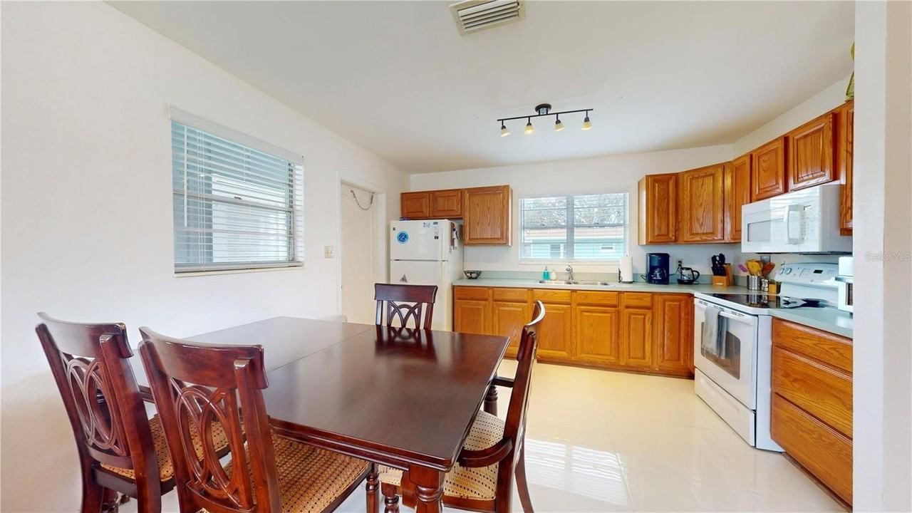 4728 W Bay Ave - Photo 5 of 26