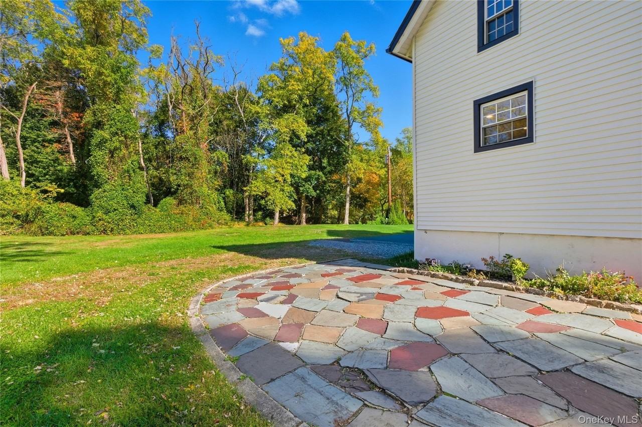 39 Cox Ave - Photo 3 of 26