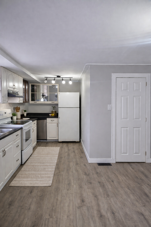 221 Barrie Road - Photo 5 of 11