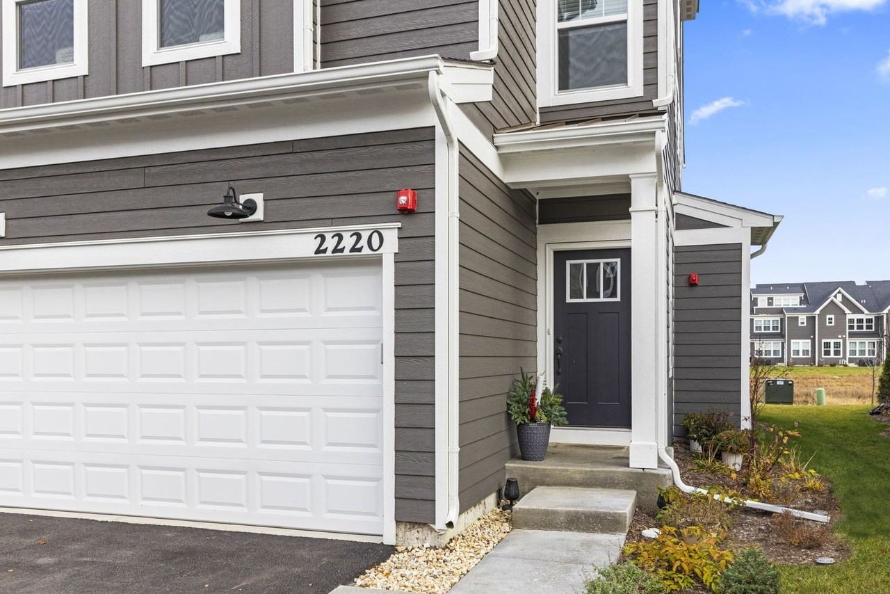 2220 Weatherbee Ln - Photo 2 of 26