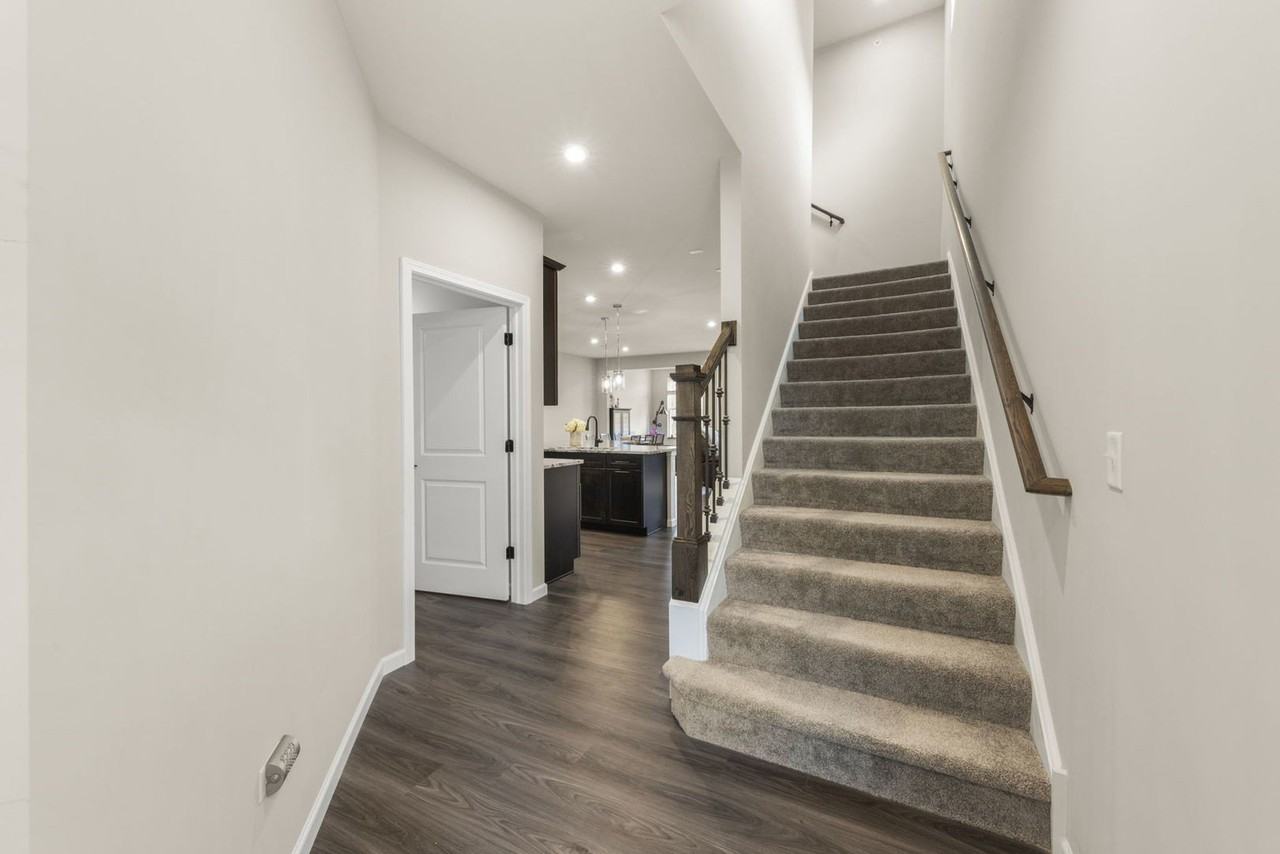 2220 Weatherbee Ln - Photo 3 of 26