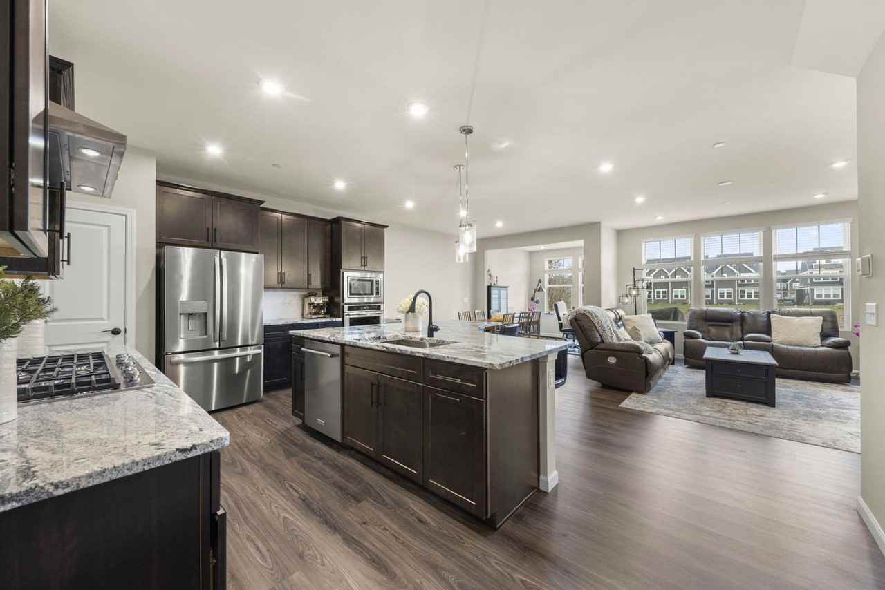 2220 Weatherbee Ln - Photo 4 of 26