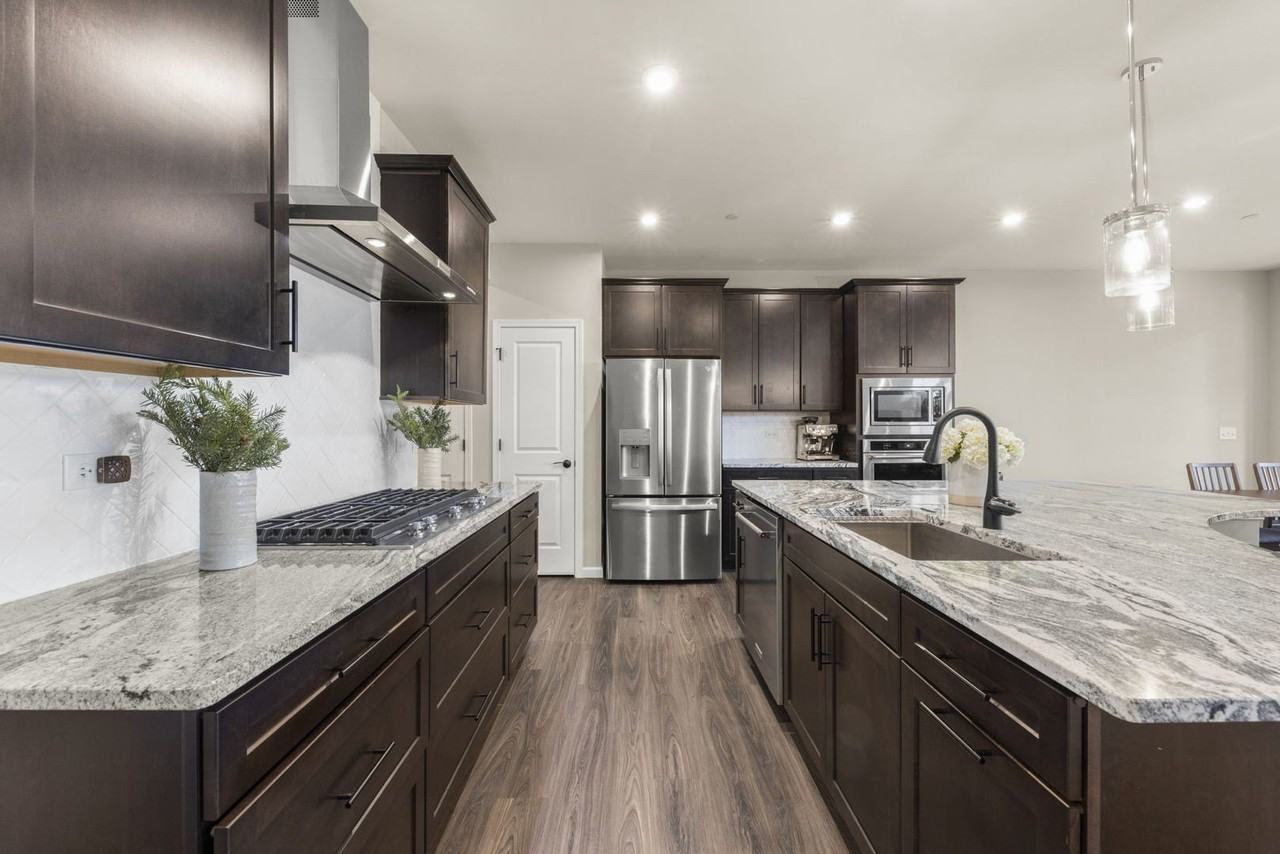 2220 Weatherbee Ln - Photo 5 of 26