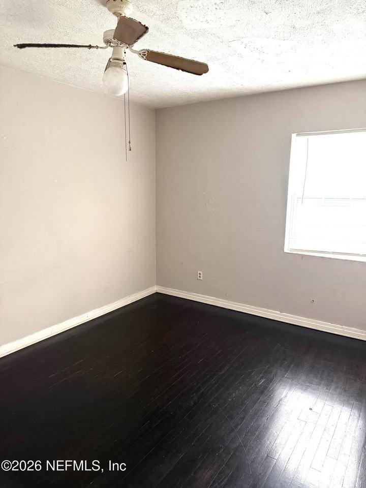 1043 Seba St - Photo 4 of 8